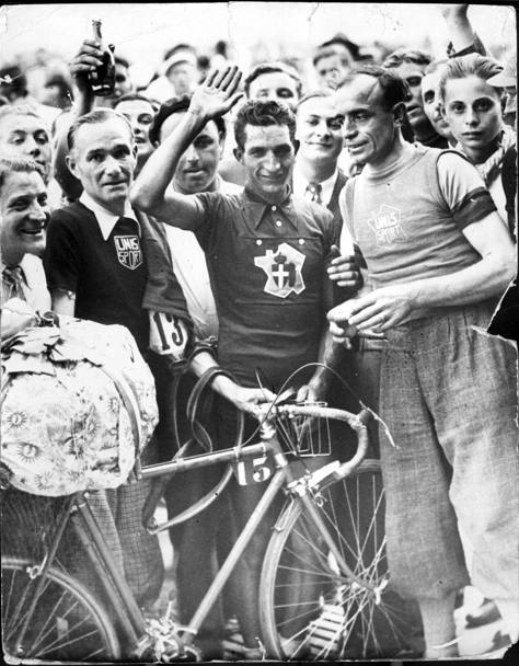 Gino Bartali acclamato vincitore dell’edizione 1938 del Tour de France. Trionfer nuovamente dieci anni dopo: il record di due vittorie separate dall&#39;intervallo pi ampio, 10 anni,  ancora suo. Senza la seconda guerra mondiale avrebbe potuto, forse, conquistarne di pi. (Lauro Bordin)
